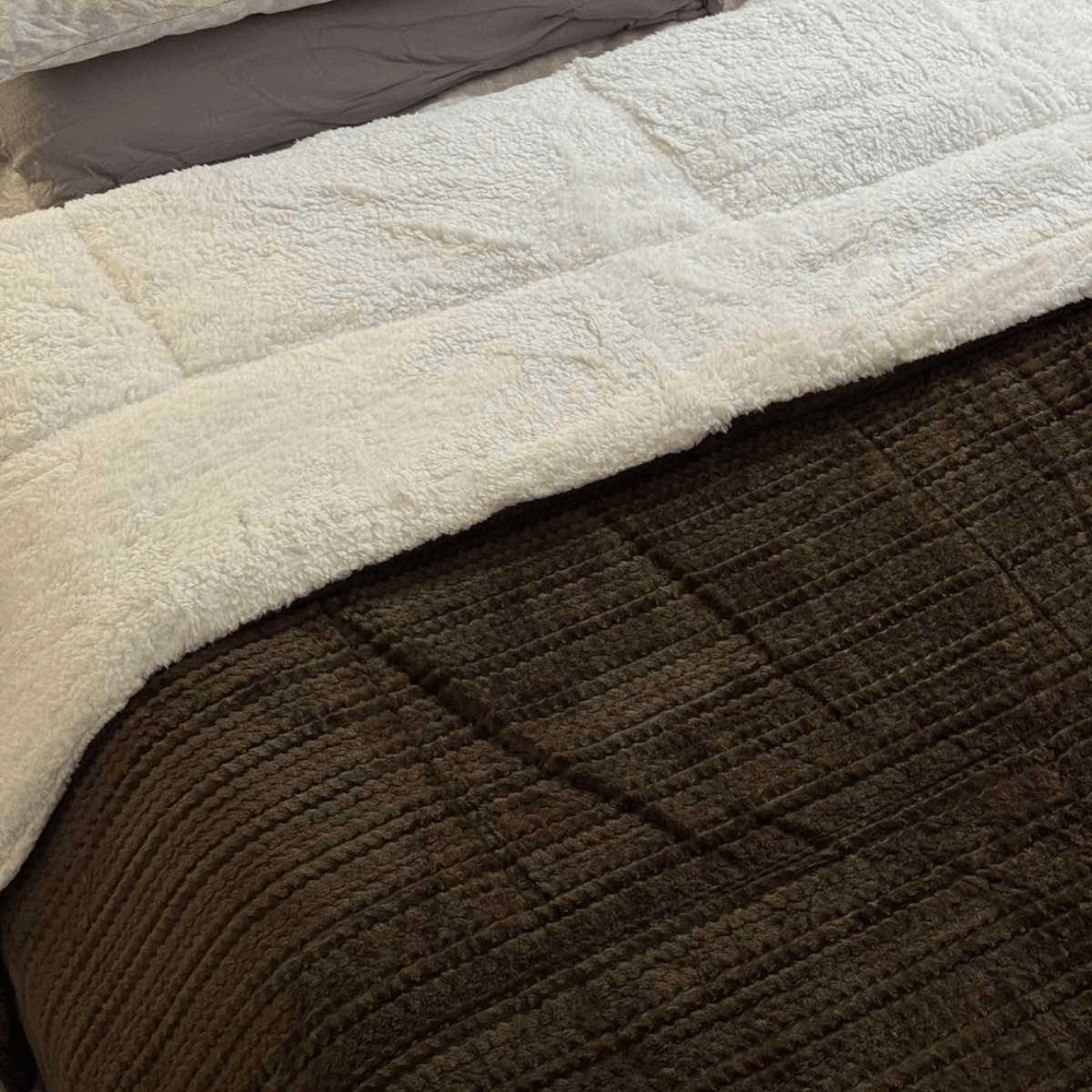 1 + 1 ΔΩΡΟ Κουβερτοπάπλωμα ανάγλυφο velur Πολυτελείας Υπέρδιπλο Ζεστό ΚΑΦΕ 240×260 cm - Image 2